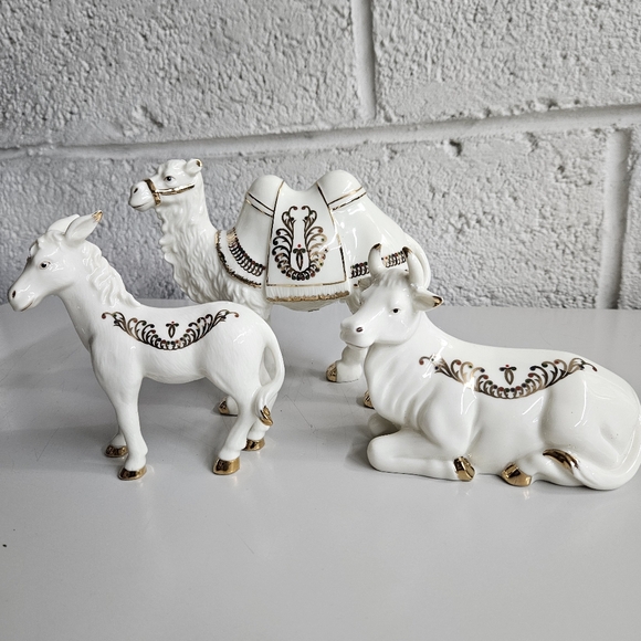 Bon Ton Set of 3 Jade Porcelain Nativity Animals. - Picture 2 of 7